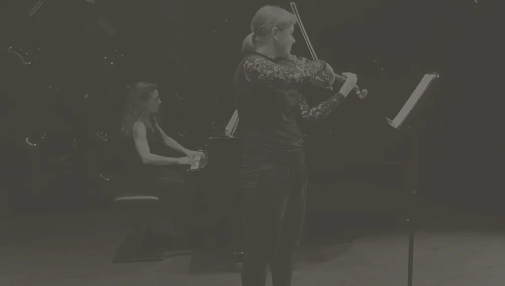 Julia Maria Sliwa spielt mit Agata