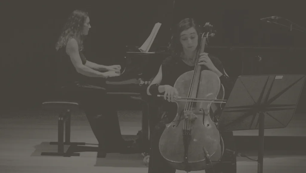 Julia Maria Sliwa spielt mit Cristina Basili