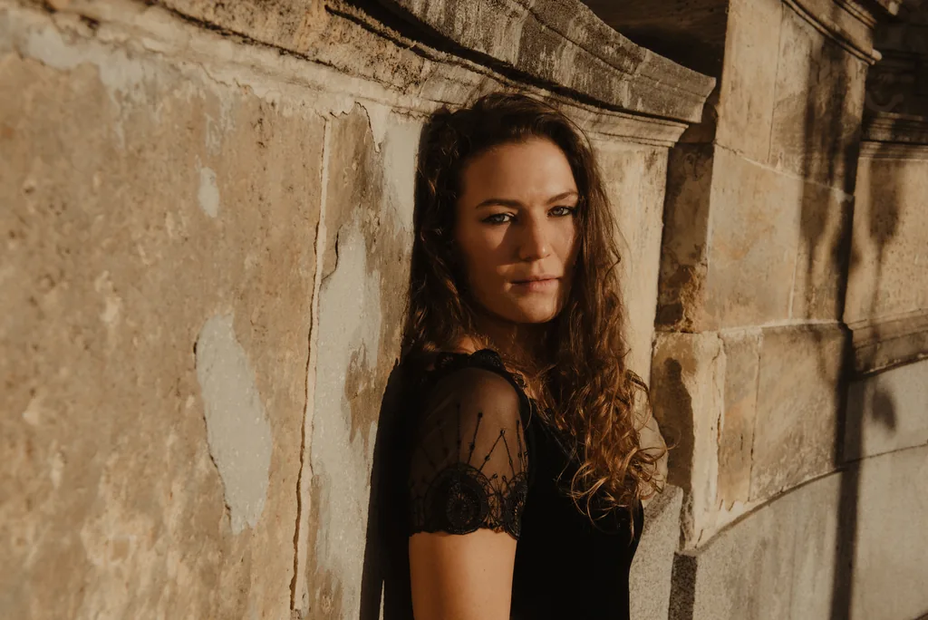 Julia Maria Sliwa lehnend gegen eine Wand